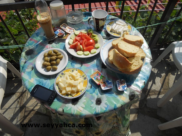 Thassos'da Pansiyonda Türk Kahvaltısı