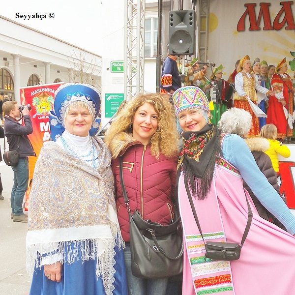 Lubiyana- Slovenya yerel kıyafetli kadınlar.